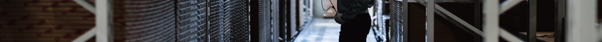 在庫を確認する社員