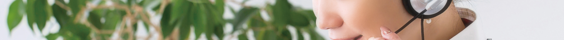 電話対応をする女性