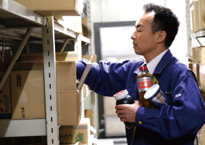 棚から物を取る社員