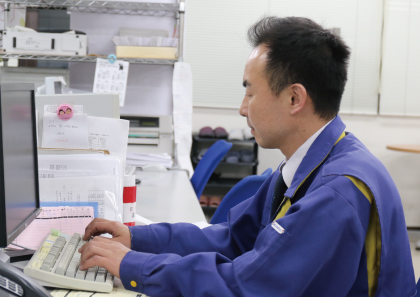 PC作業をする社員