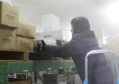 冷蔵庫で作業する社員