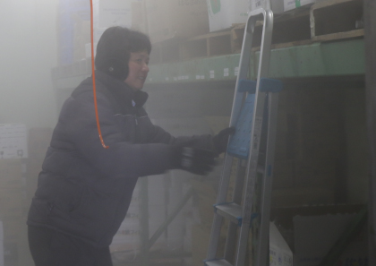 冷凍庫で作業する社員