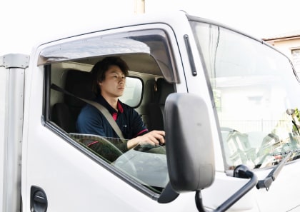 トラックを運転する社員