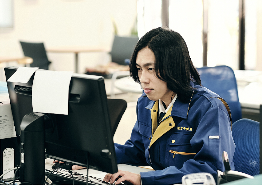 トラックを運転する社員