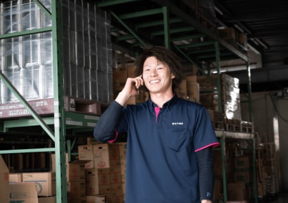 電話対応をする社員