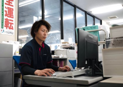 デスクワークをする社員