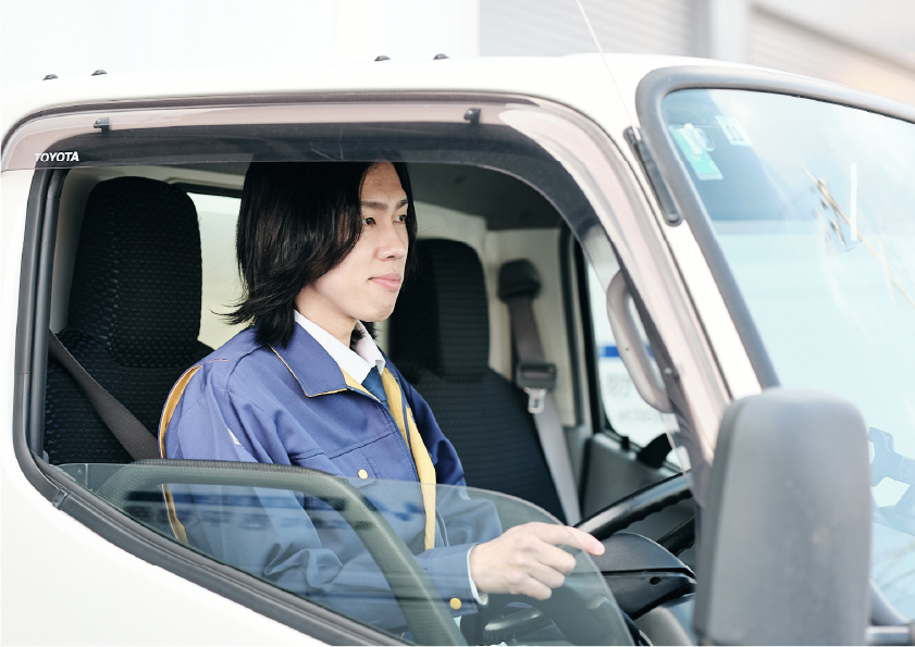 デスクワークをする社員